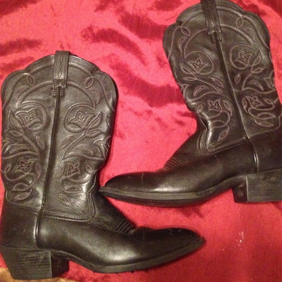 Arita black boots.