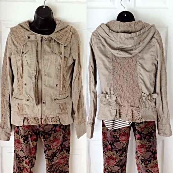 ❌SOLD❌2b by Bebe khaki w/ lace detailing jacket