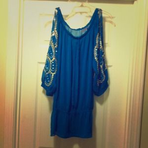 Cold shoulder sequin sleeves tunic.