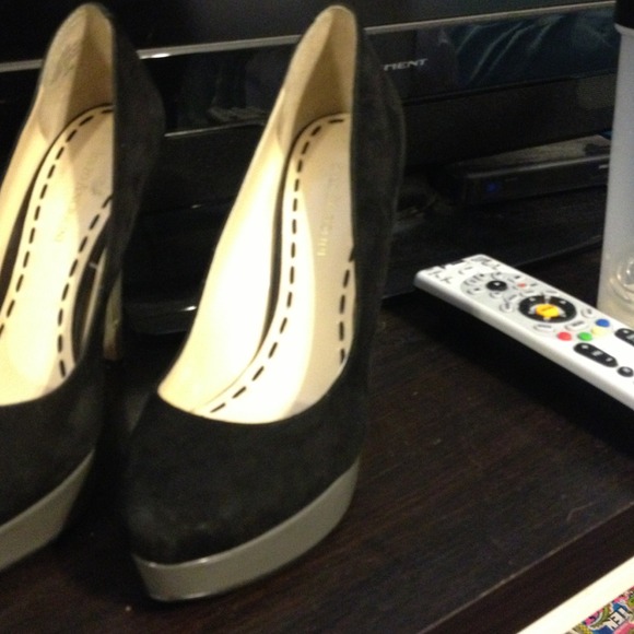 ✨REDUCED!! 🎀Black suede pumps🎀 - Picture 2 of 3