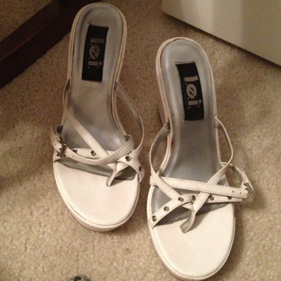 Lei sandals with small heel.