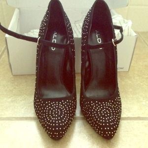 Sexy beaded black pump