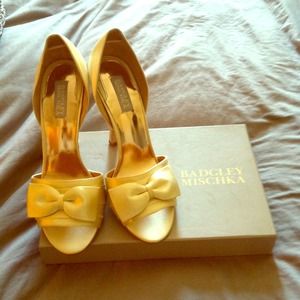 Badgley Mischka Bow Detail Pumps
