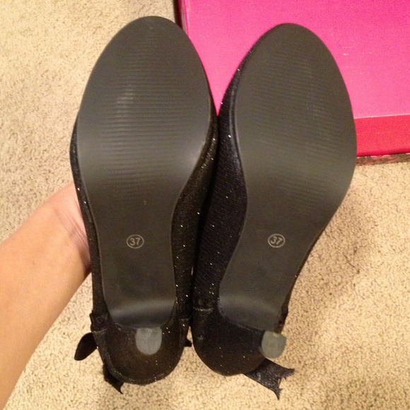 Black Sparkly Heels w/ Frills and Bow - Picture 3 of 4
