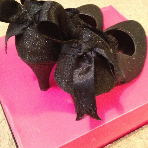 Black Sparkly Heels w/ Frills and Bow - Picture 4 of 4