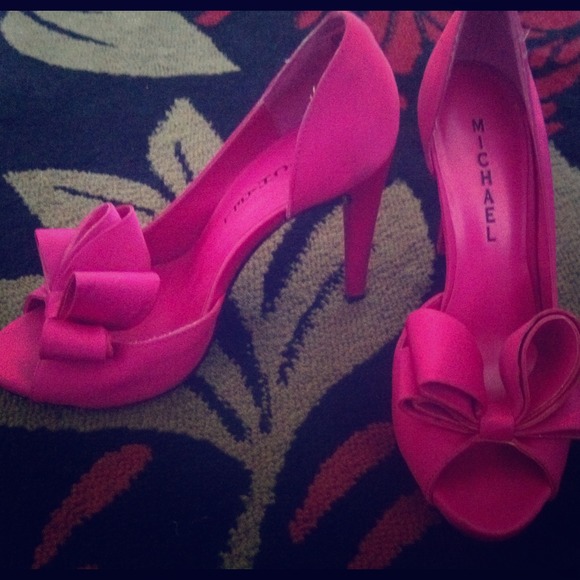 Pink bow pump