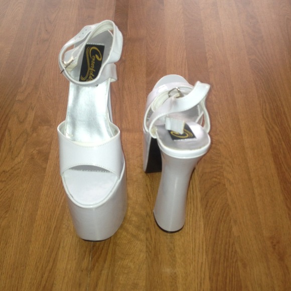 Centerfolds platform heels