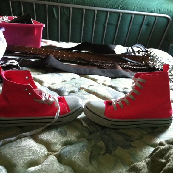 Wetseal converse size 7! Hot pink! Worn once! :) - Picture 2 of 3
