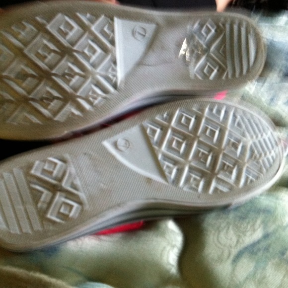 Wetseal converse size 7! Hot pink! Worn once! :) - Picture 3 of 3
