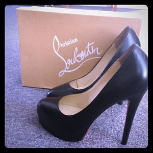 Sexy Black Pumps w Red Bottoms