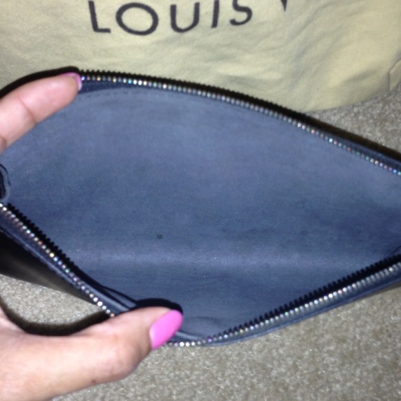 ⛔TRADED⛔  AUTH Louis Vuitton Epi pochette - Picture 2 of 4