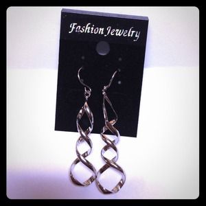 1 pair of spiral earring.