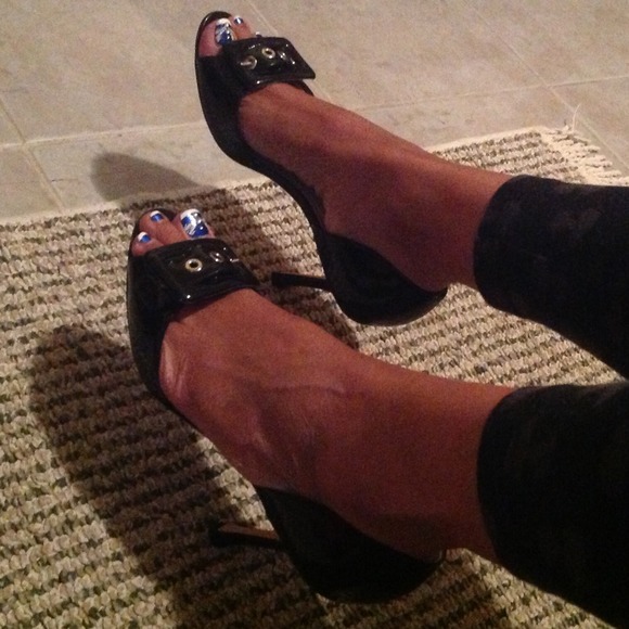 Manolo Blahnik Black Patent Peep Toe Pumps Sz 37.5 - Picture 2 of 4