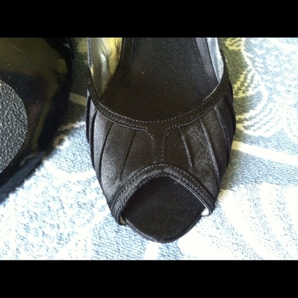 Cute black pumps! Worn once for a wedding! - Picture 2 of 2