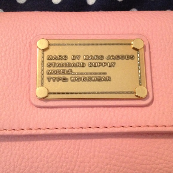 💢💢SOLD💢💢Marc Jacobs classic Q trifold wallet - Picture 2 of 4