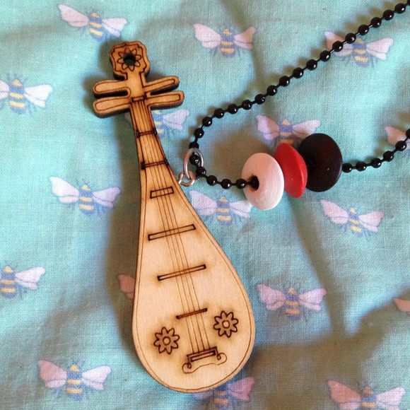 Wooden Pi Pa Necklace - Picture 1 of 2