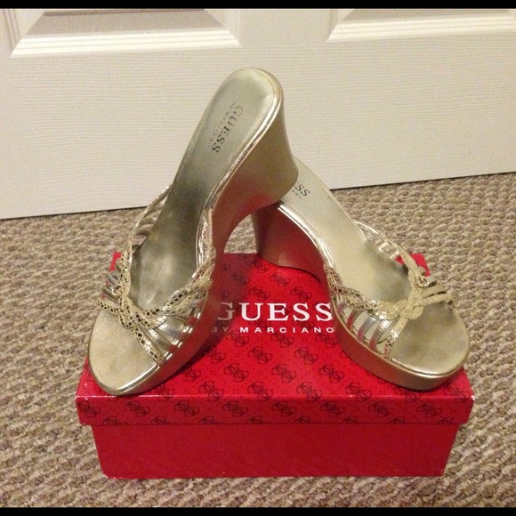 ⛔Sold⛔ bundledPreowned Guess wedge sandal Gold  8