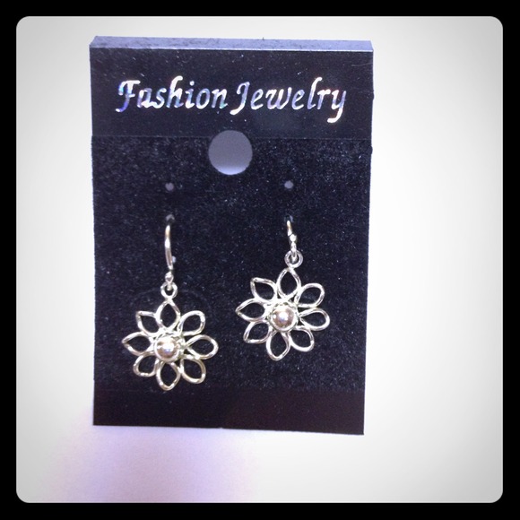 Flower dropped earring