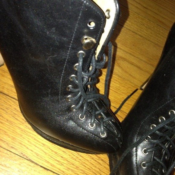 ANN TAYLOR AIXA LACE-UP LEATHER PLATFORM BOOTIE - Picture 3 of 4