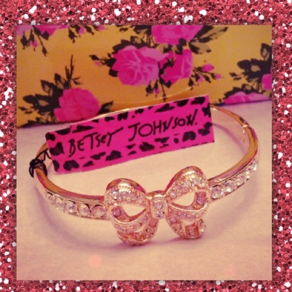 Betsey Johnson Jewelry - ✨⛔️🌟Betsey Johnson crystal bow hinge bracelet