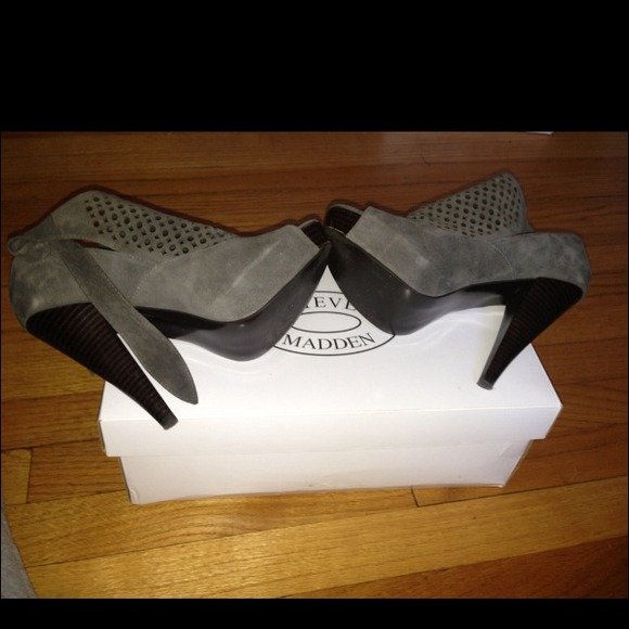 STEVE MADDEN EVELINA SUEDE PEEP-TOE ANKLE WRAP - Picture 3 of 4