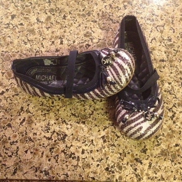 On hold MK flats girls size 11 in mint cond.