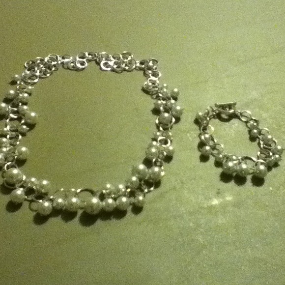 White pearl necklace and bracelet
