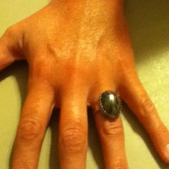 Black ring - Picture 2 of 2