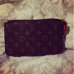 Am selling a louis vuitton hand Clutch <3