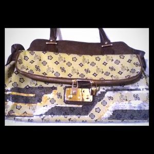 Super Cute handbag with many features!