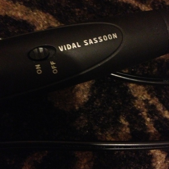 Curling iron. 🚫No Trades - Picture 2 of 2