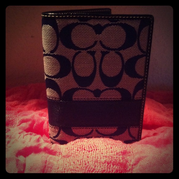 Coach wallet/pasport holder - Picture 1 of 2