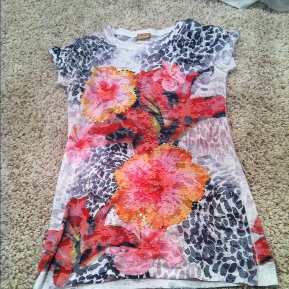 Buckle flower shirt