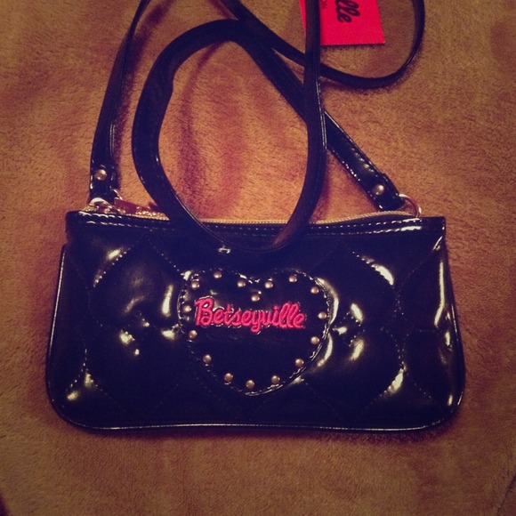 🔴SOLD🔴 Betsy Johnson strapped clutch