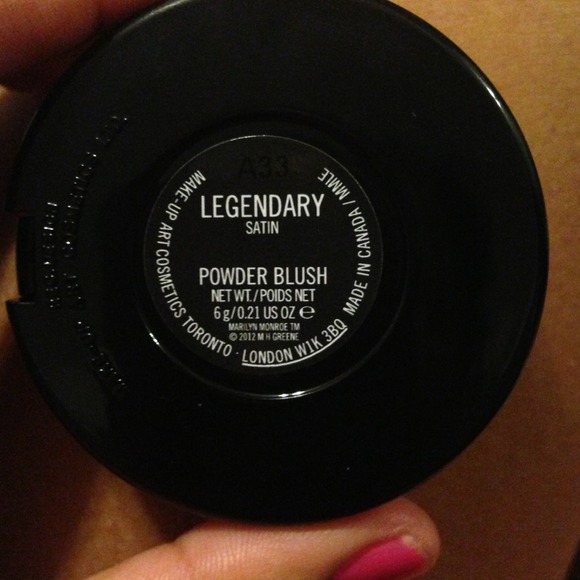 ❌❌ SOLD ❌❌ Mac Marilyn Monroe Legendary Blush - Picture 2 of 4