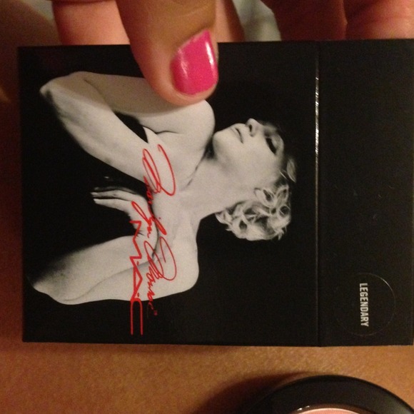 ❌❌ SOLD ❌❌ Mac Marilyn Monroe Legendary Blush - Picture 4 of 4