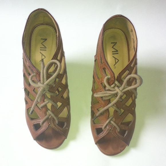 ❌SOLD❌Tan lace up wedges