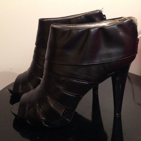 BLACK HEELS, great condition :)