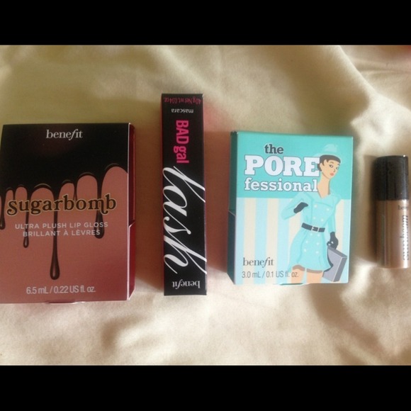 🚫 SOLD 🚫Happy Beauty Day! Benefit Cosmetics Kit. - Picture 2 of 2