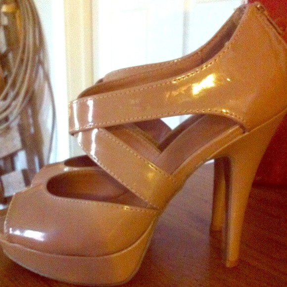 👠Mossimo nude heels👠