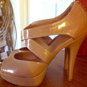 👠Mossimo nude heels👠