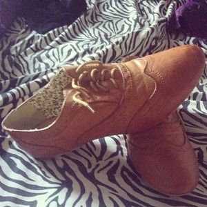 Tan oxfords *RESERVED *