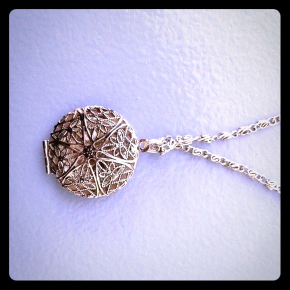❌SOLD❌Locket long necklace