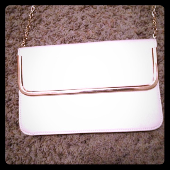 Cream and gold purse with long chain strap!