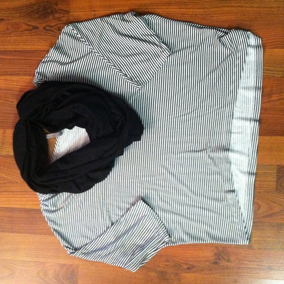 💵SOLD IN BUNDLE 🎉HOST PICK🎉 Oversized Crop Top - Picture 2 of 4