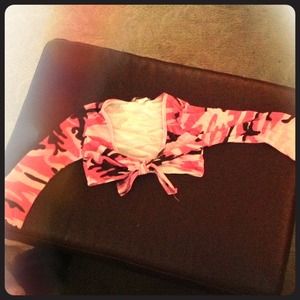 Pink army camouflage half sweater.