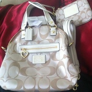 B4/CreamLt Khaki/white Coach purse & smwrist purse