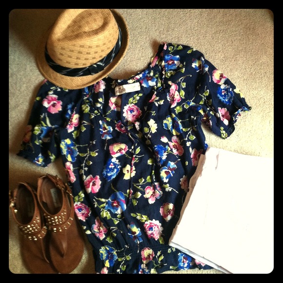 Hollister top