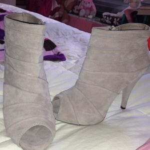 Velour beige/tan heels