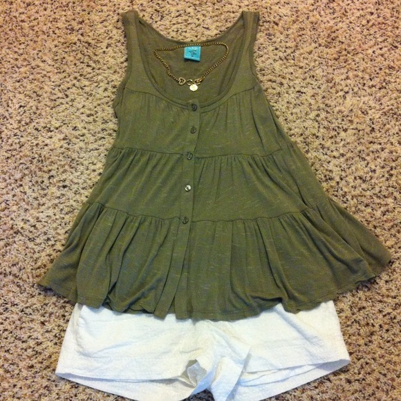 SOLD in bundle!!!! Pretty olive green tank top